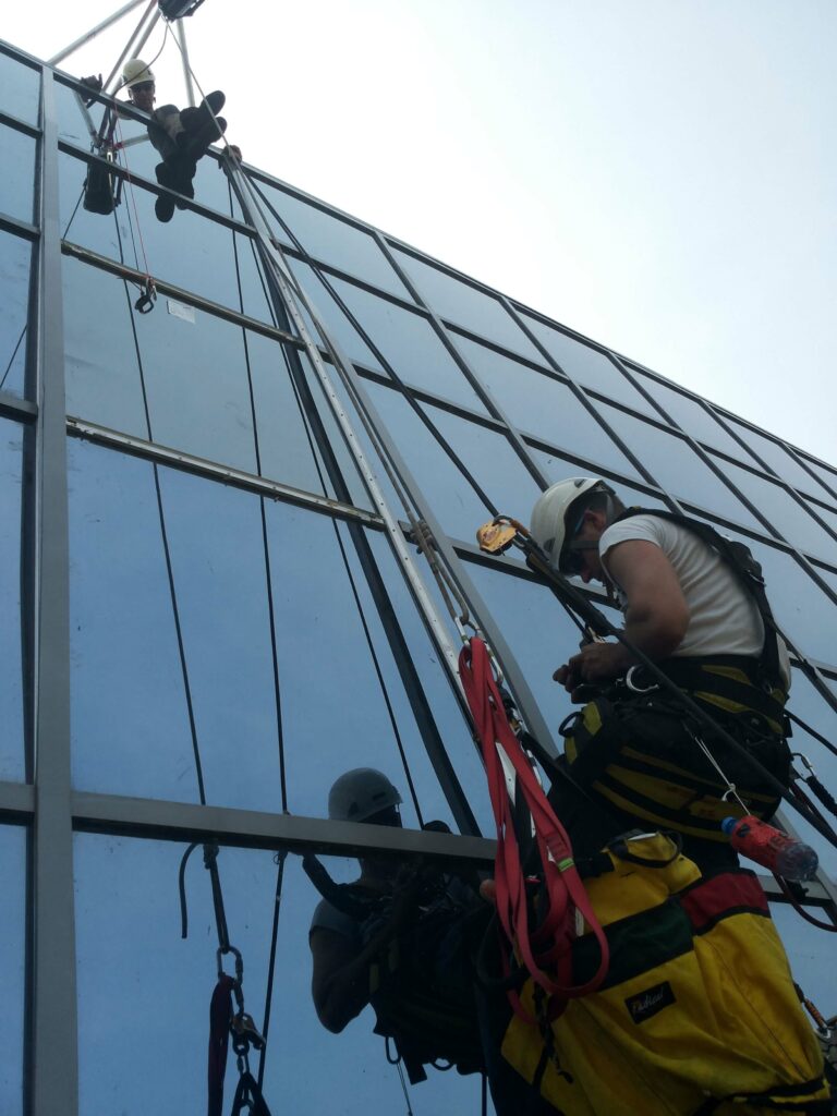 Rope-Access-glaszetten-bij-Castellum-in-Alphen-ad-Rijn-2